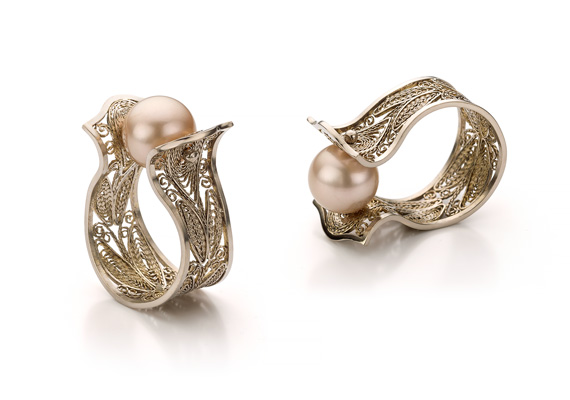 Jewellery product shots for Amma Sieraden, Amsterdam. Filigraine ring in champagne coloured gold.
